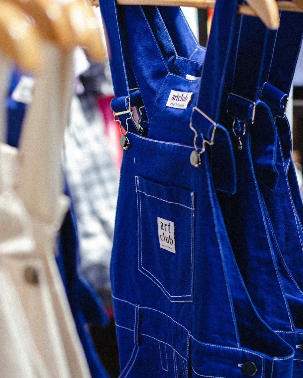 camisa polo azul pendurada no cabide de roupas