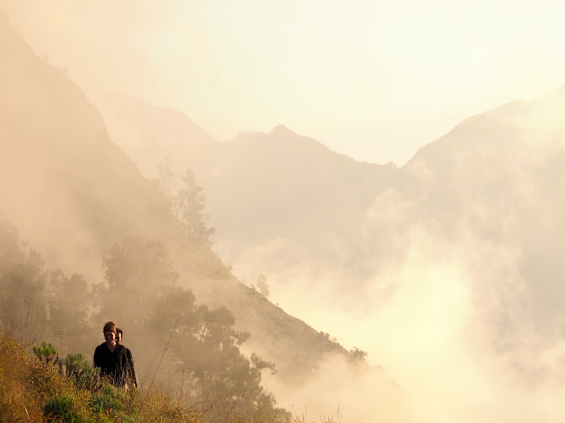 Pendaki bersiap di jalur berkabut saat Pendakian Gunung Rinjani