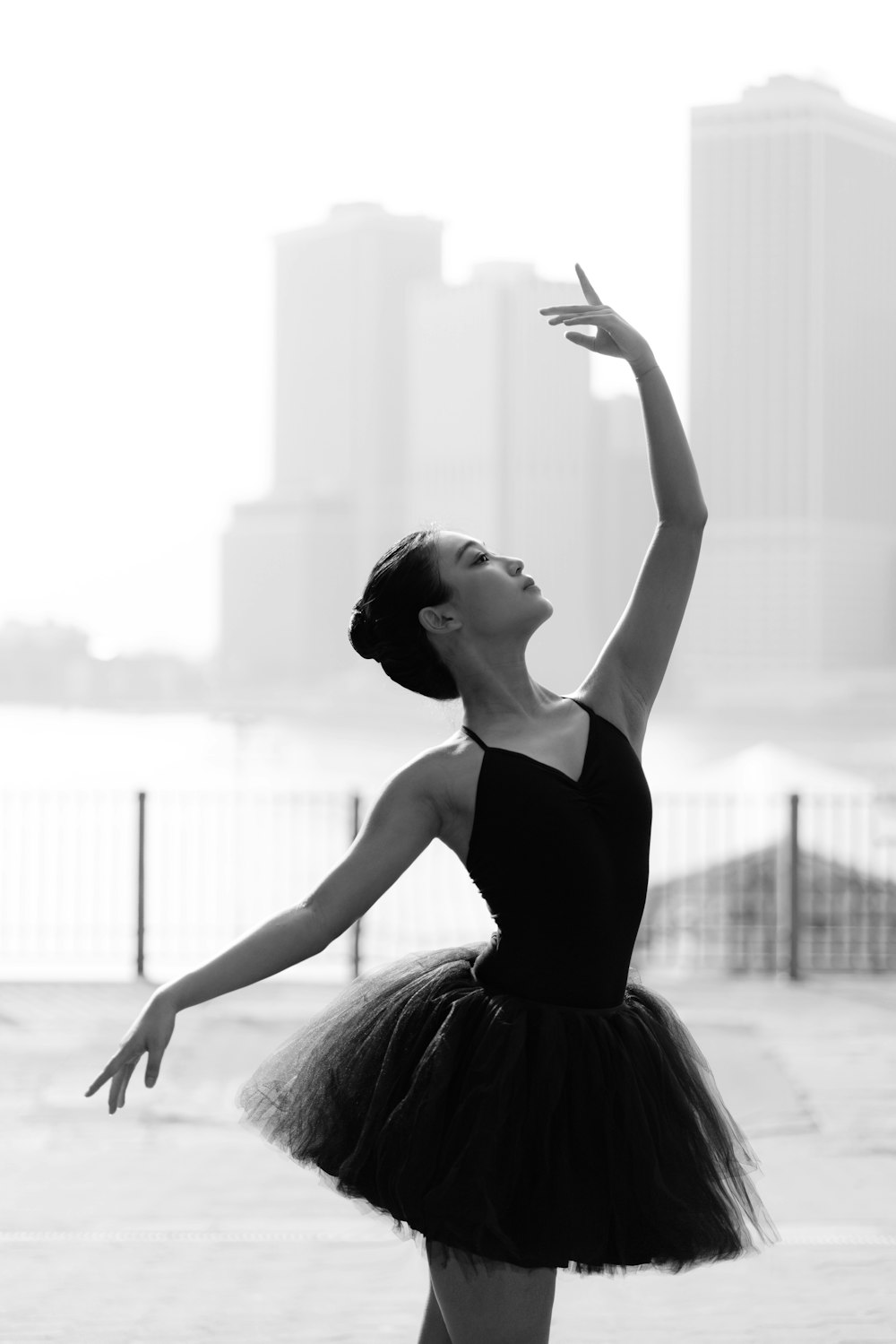 Femme en robe à bretelles spaghetti noire