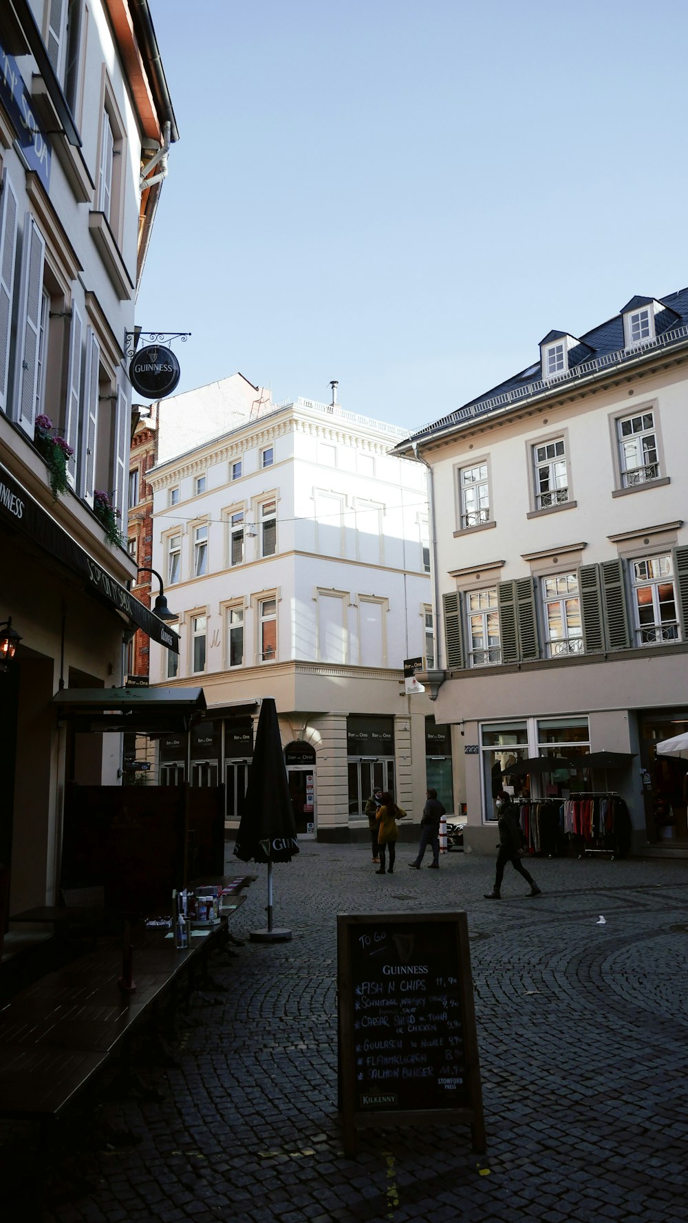 les personnes assises sur des chaises près de l’immeuble pendant la journée