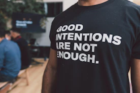 man in black crew neck t-shirt