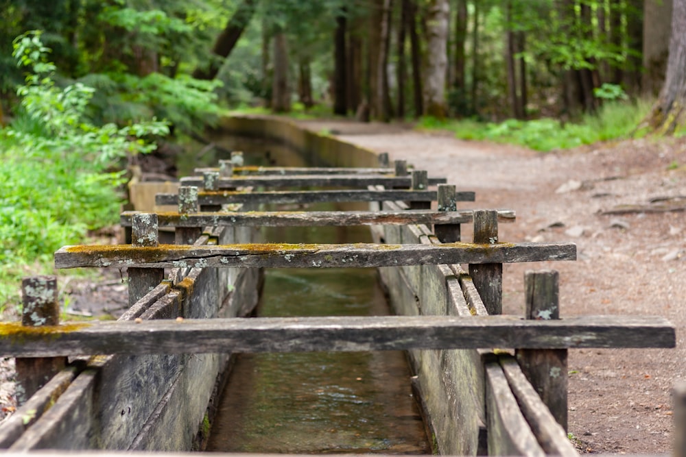 Braune Holzbrücke über den Fluss