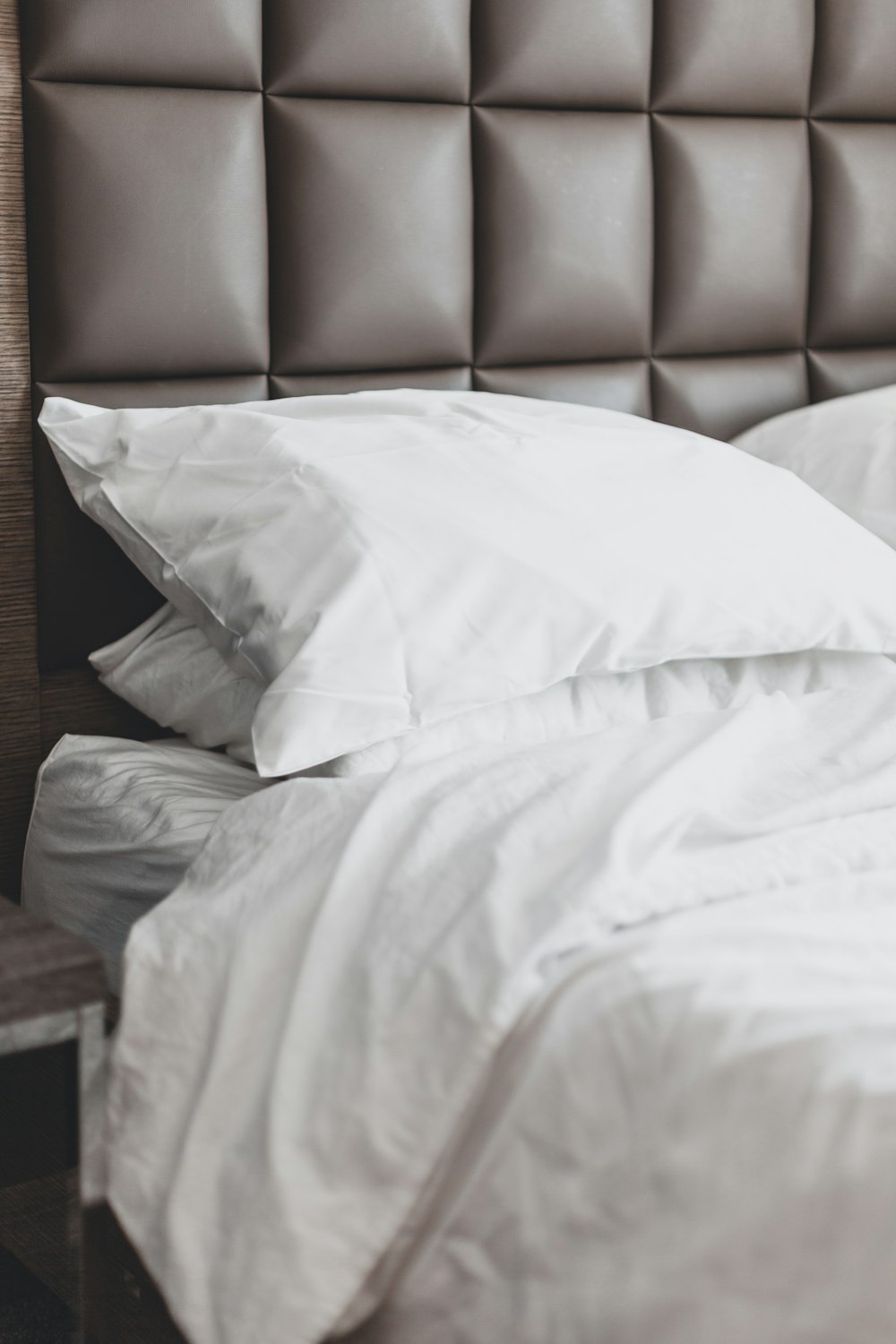 침대에 흰색 침대 베개