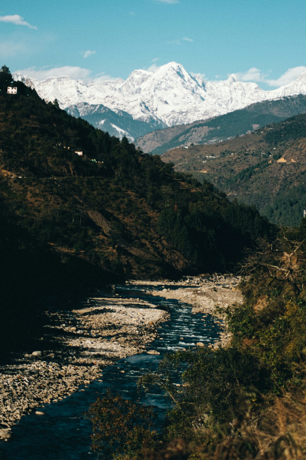 fiume tra le montagne durante il giorno