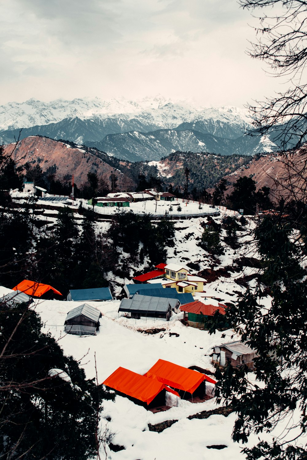 houses near body of water and mountains during daytime