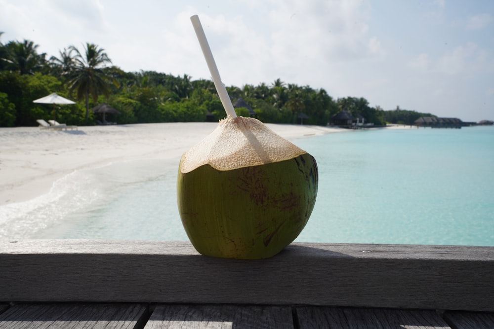 Fruta de coco sobre mesa de madera marrón