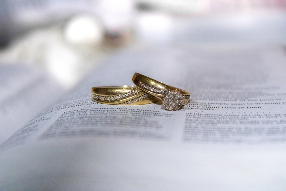 anello di diamanti in oro su carta bianca per stampante