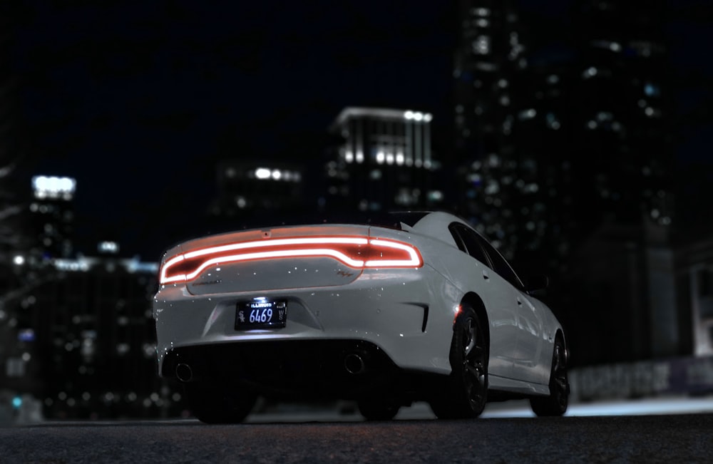 Porsche 911 blanco en carretera durante la noche