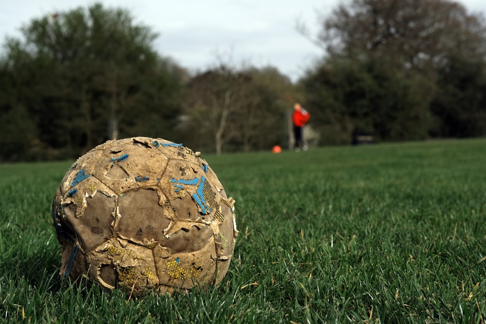 Ballon de football blanc sur un terrain en herbe verte pendant la journée