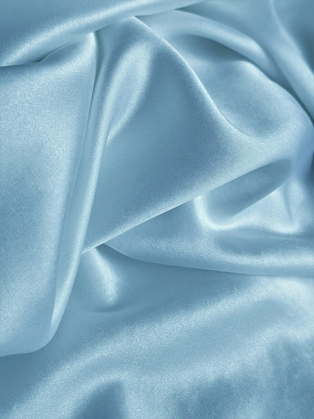 Textile bleu sur textile blanc