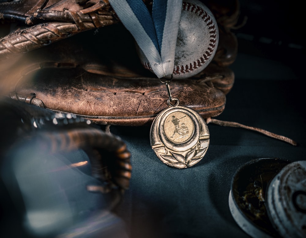 Collier pendentif rond en or et argent