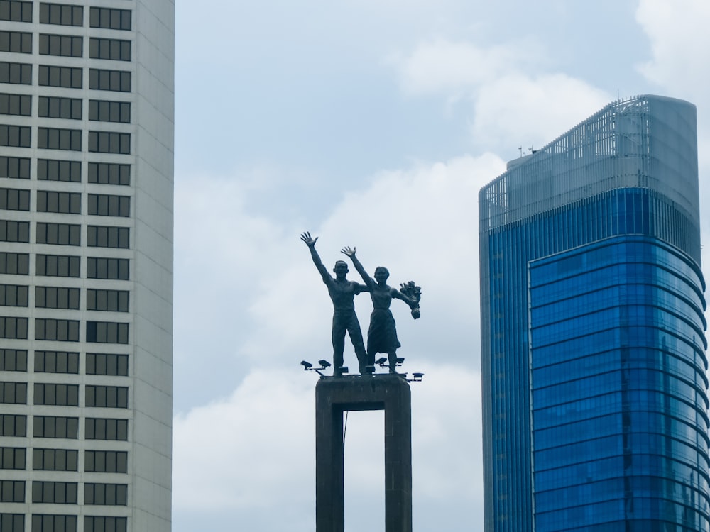 Schwarze Statue des Mannes auf dem Dach des Gebäudes