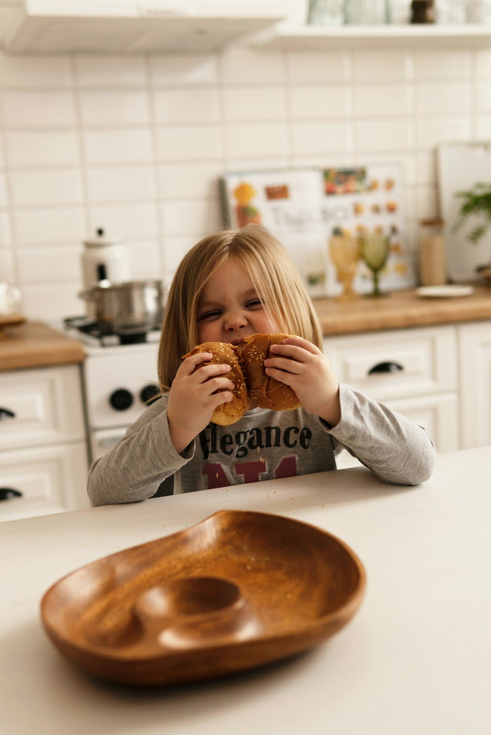 person in gray long sleeve shirt holding bread