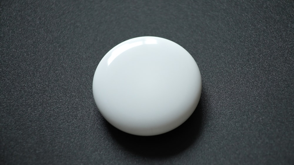 huevo blanco sobre tela negra