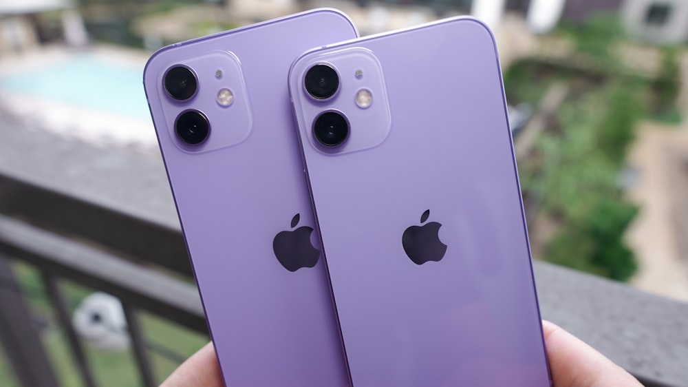 Foto Funda de iphone morada con logo de apple – Imagen Iphone 12 mini  púrpura gratis en Unsplash