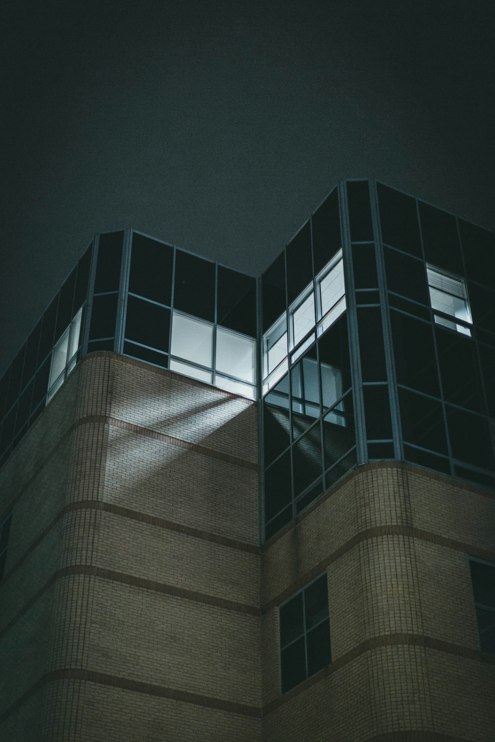 Edificio de hormigón marrón durante la noche