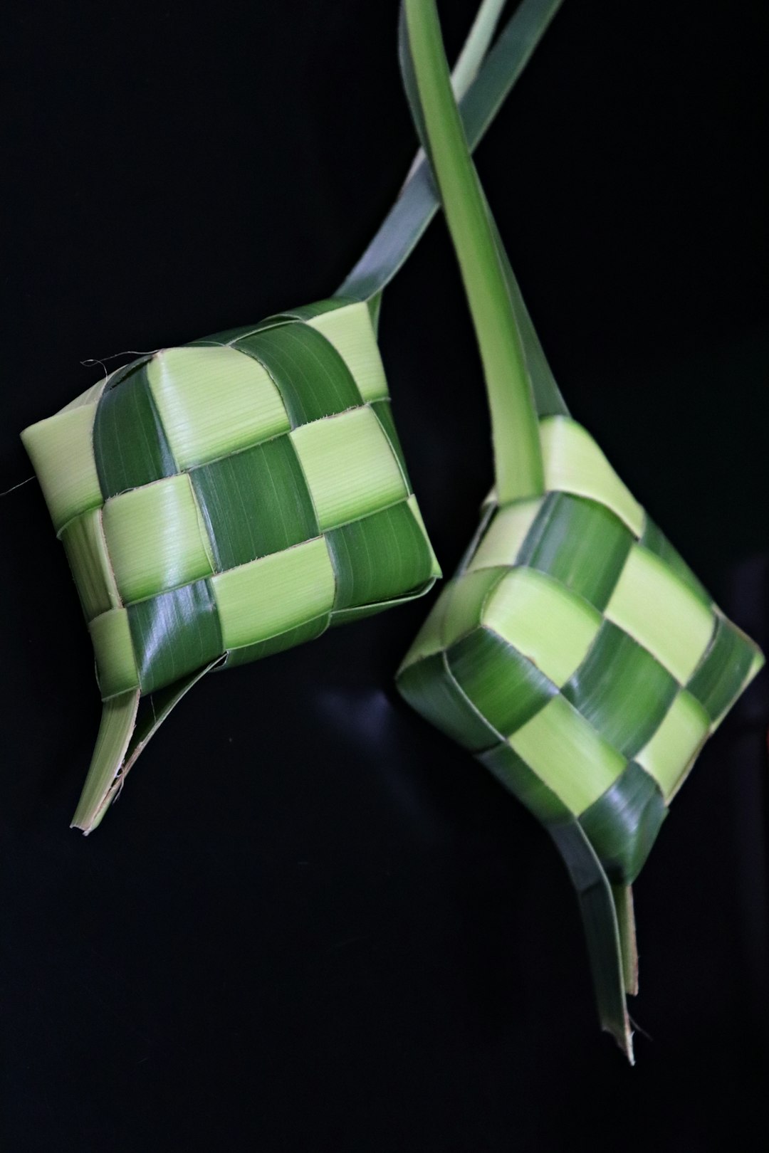about ketupat yang di hidangkan muslim indonesia di hari raya idul fitri