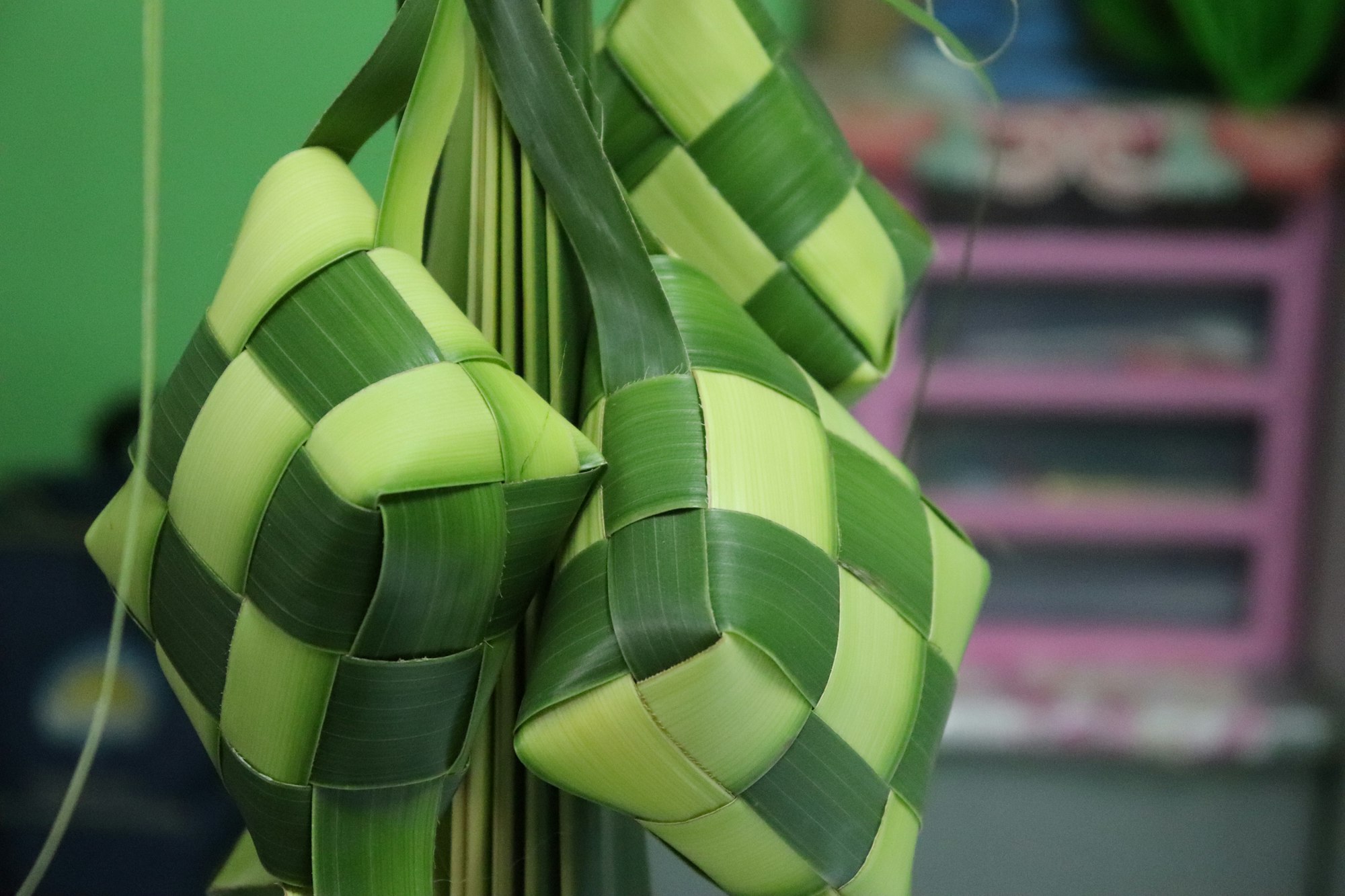 ketupat yang di hidangkan muslim indonesia di hari raya idul fitri