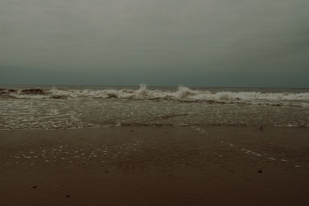 Onde dell'oceano che si infrangono sulla riva durante il giorno