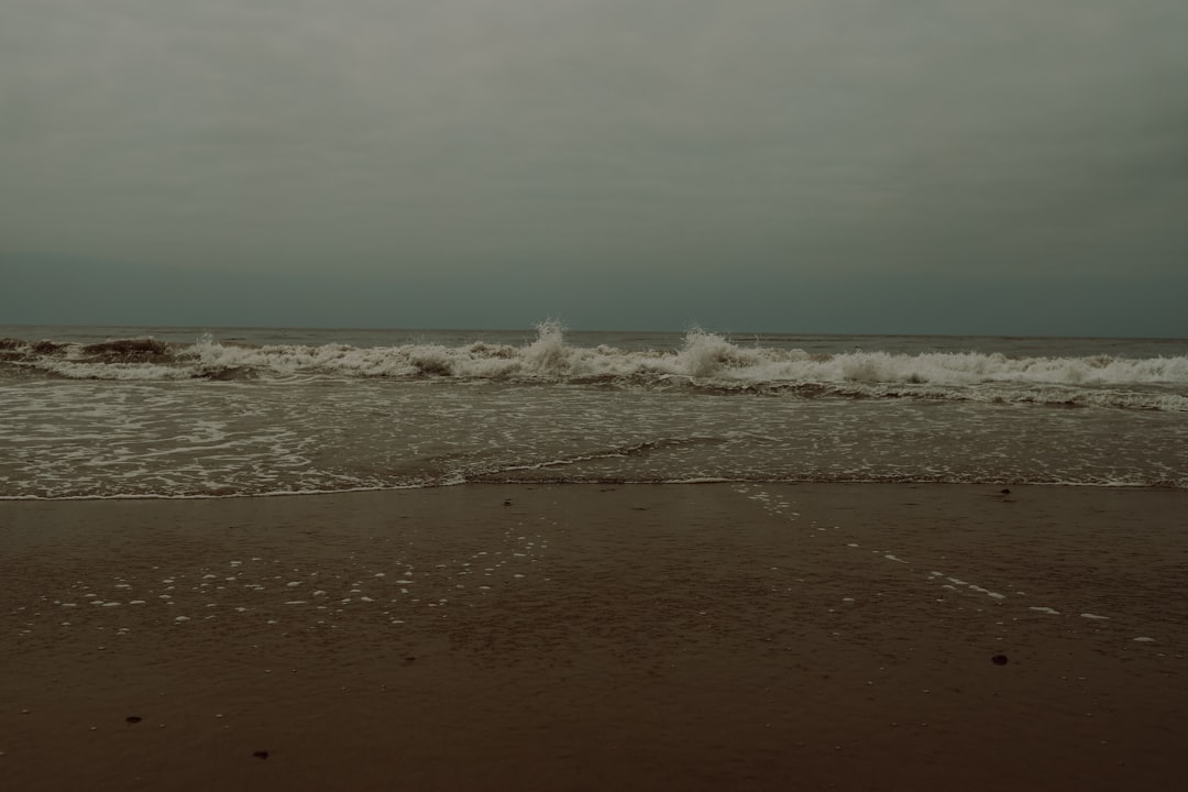 ocean waves crashing on shore during daytime