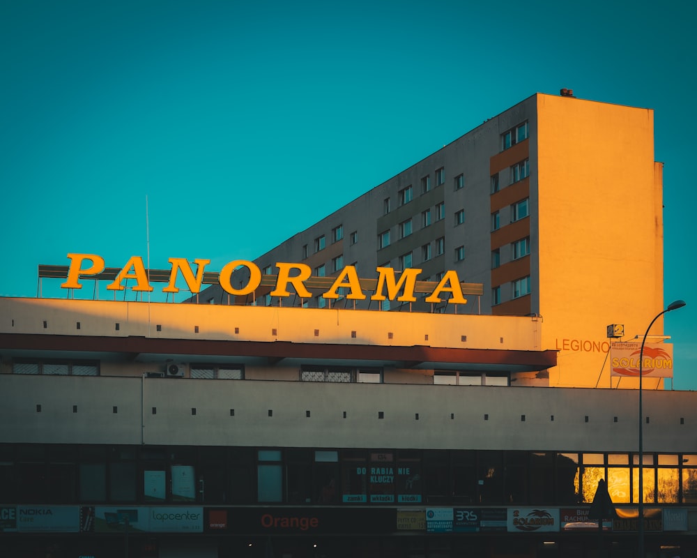 Edificio de hormigón amarillo y blanco bajo el cielo azul durante el día