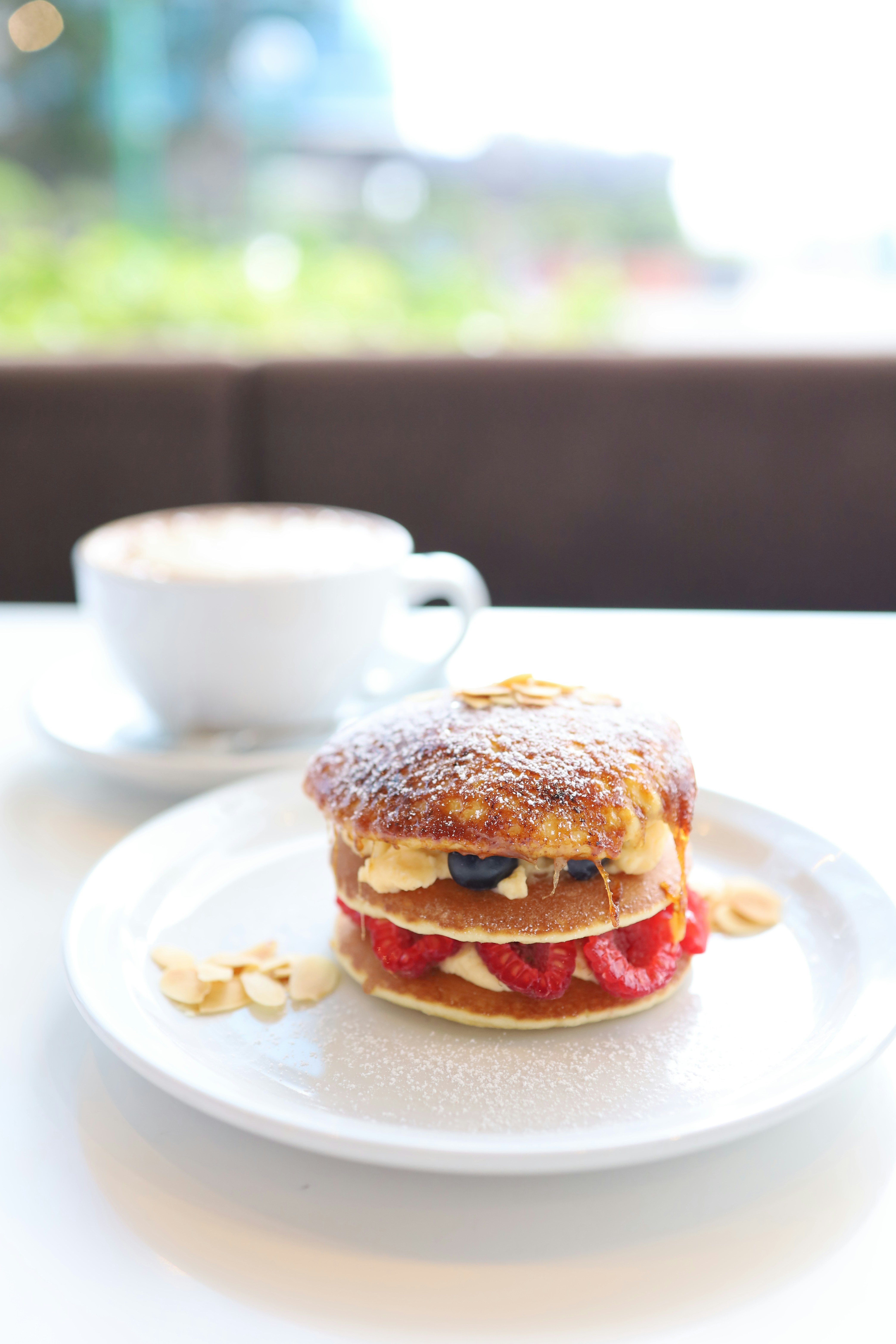 白い陶板の上のハンバーガー