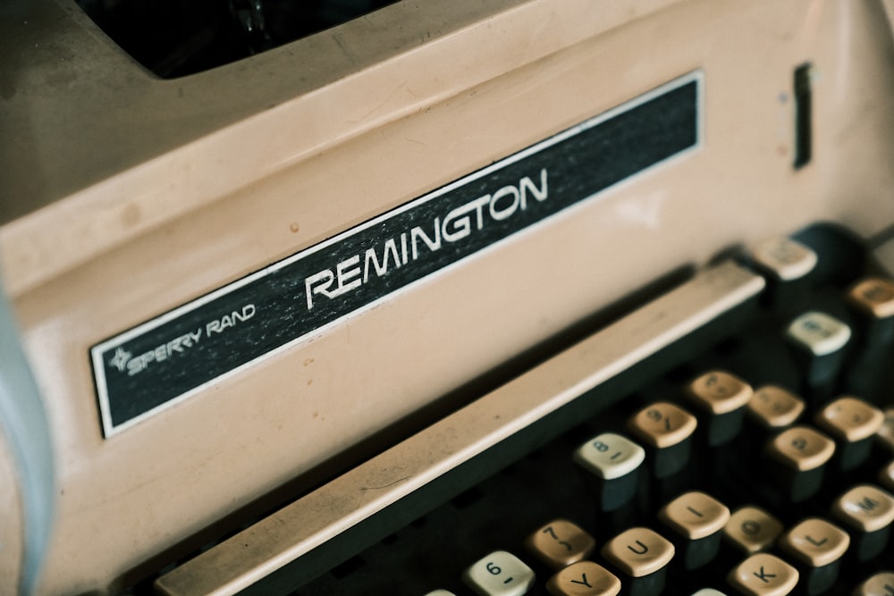 um close up de uma máquina de escrever antiquada
