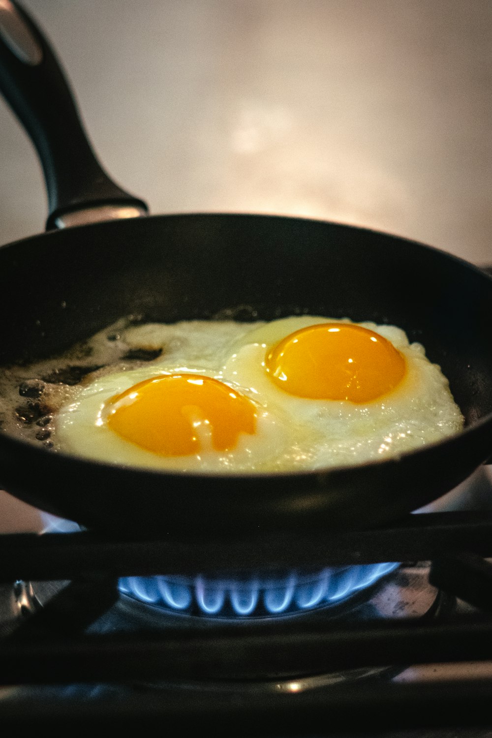 sunny side up egg on black frying pan