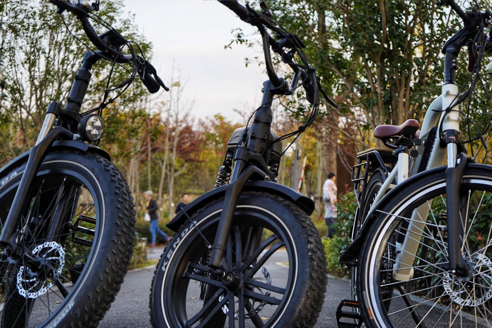 vélo noir sur un chemin de terre pendant la journée