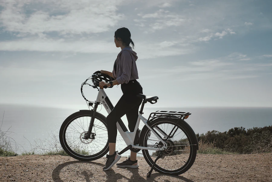 Rytter med elcykel ved havet