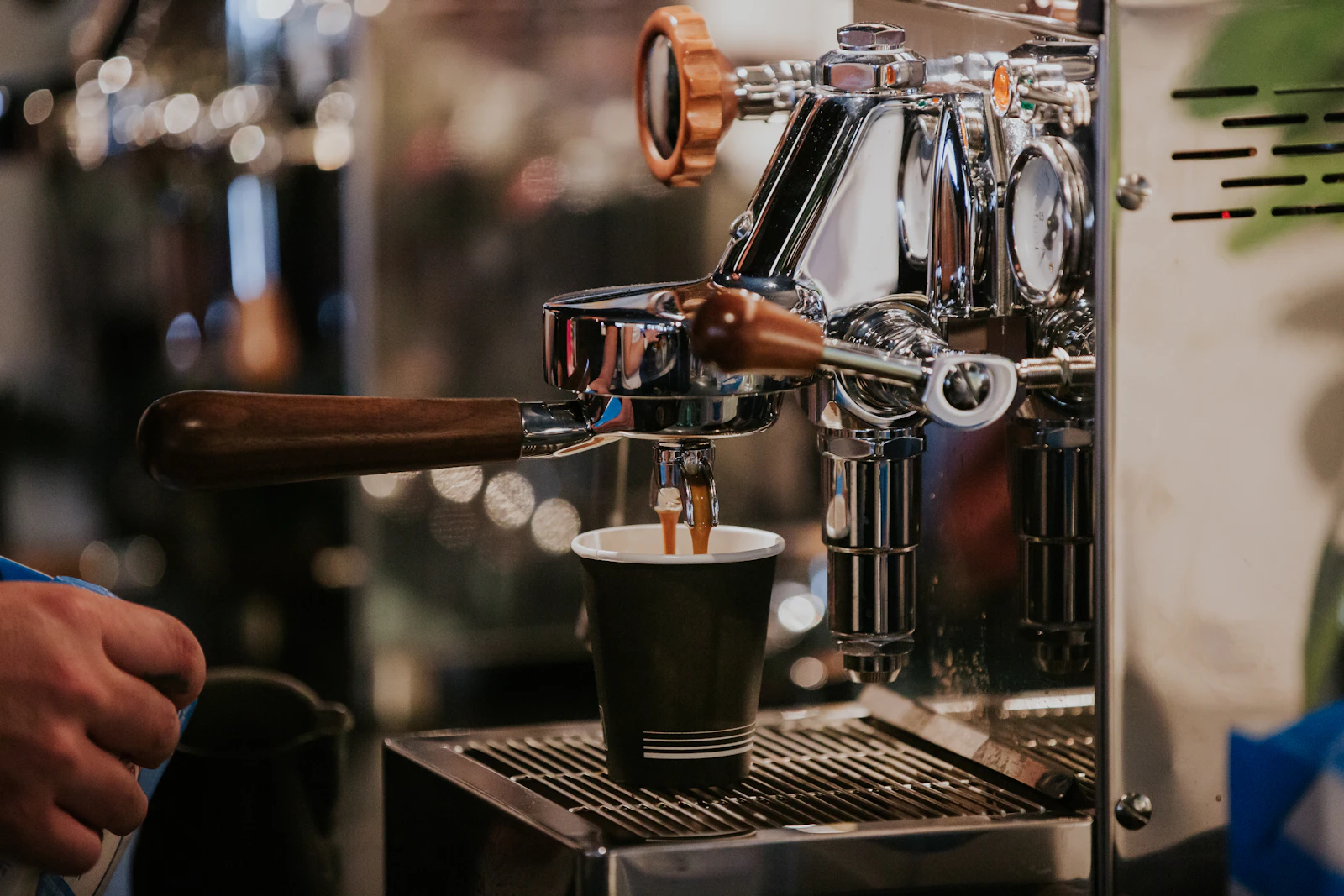 Machine à café à grains sur un plan de travail