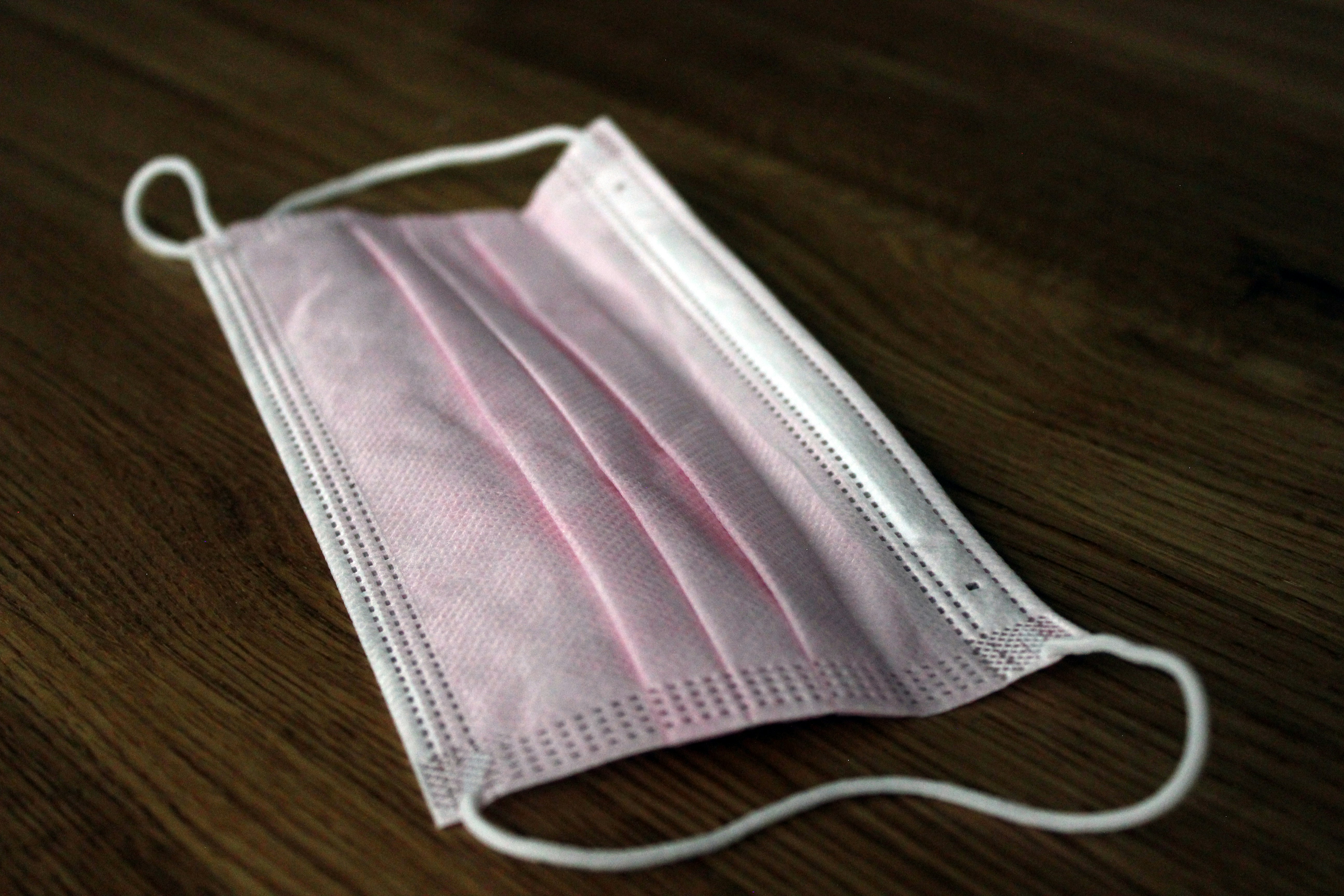 weißer Lederbeutel auf braunem Holztisch