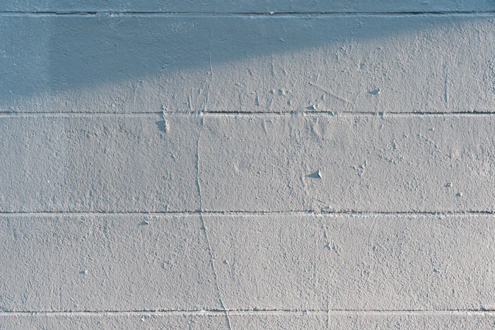 Frisch behandelte, saubere weiße Wand ohne Schimmel