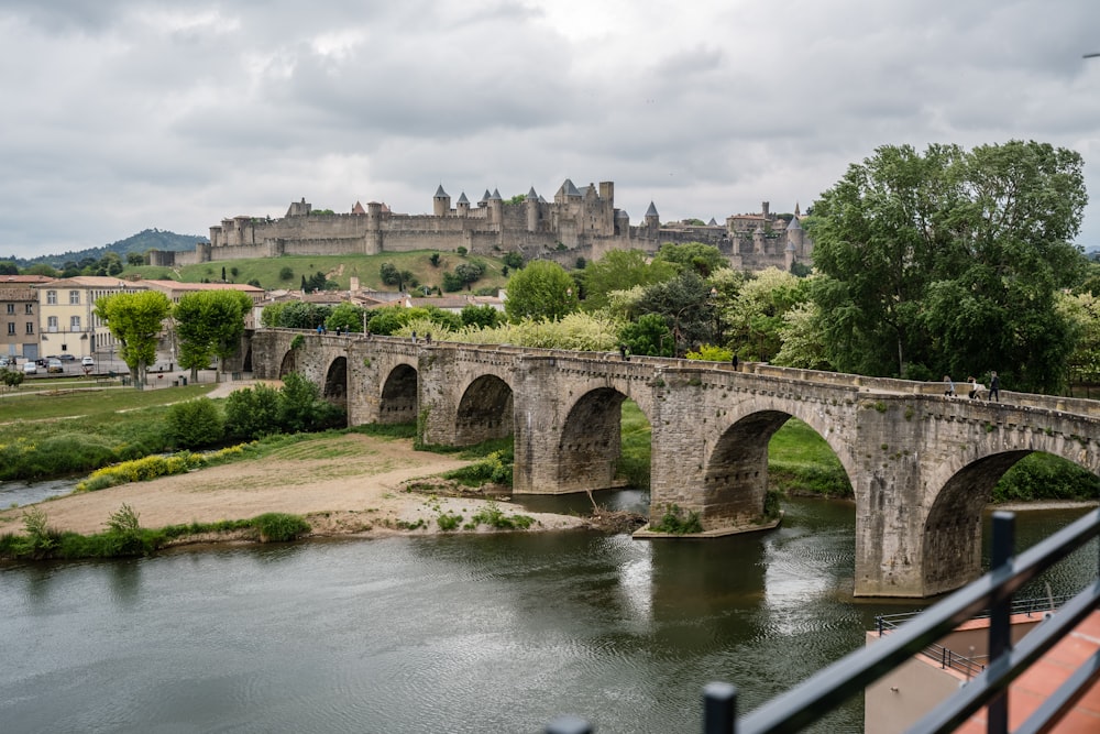 Graue Betonbrücke über den Fluss tagsüber