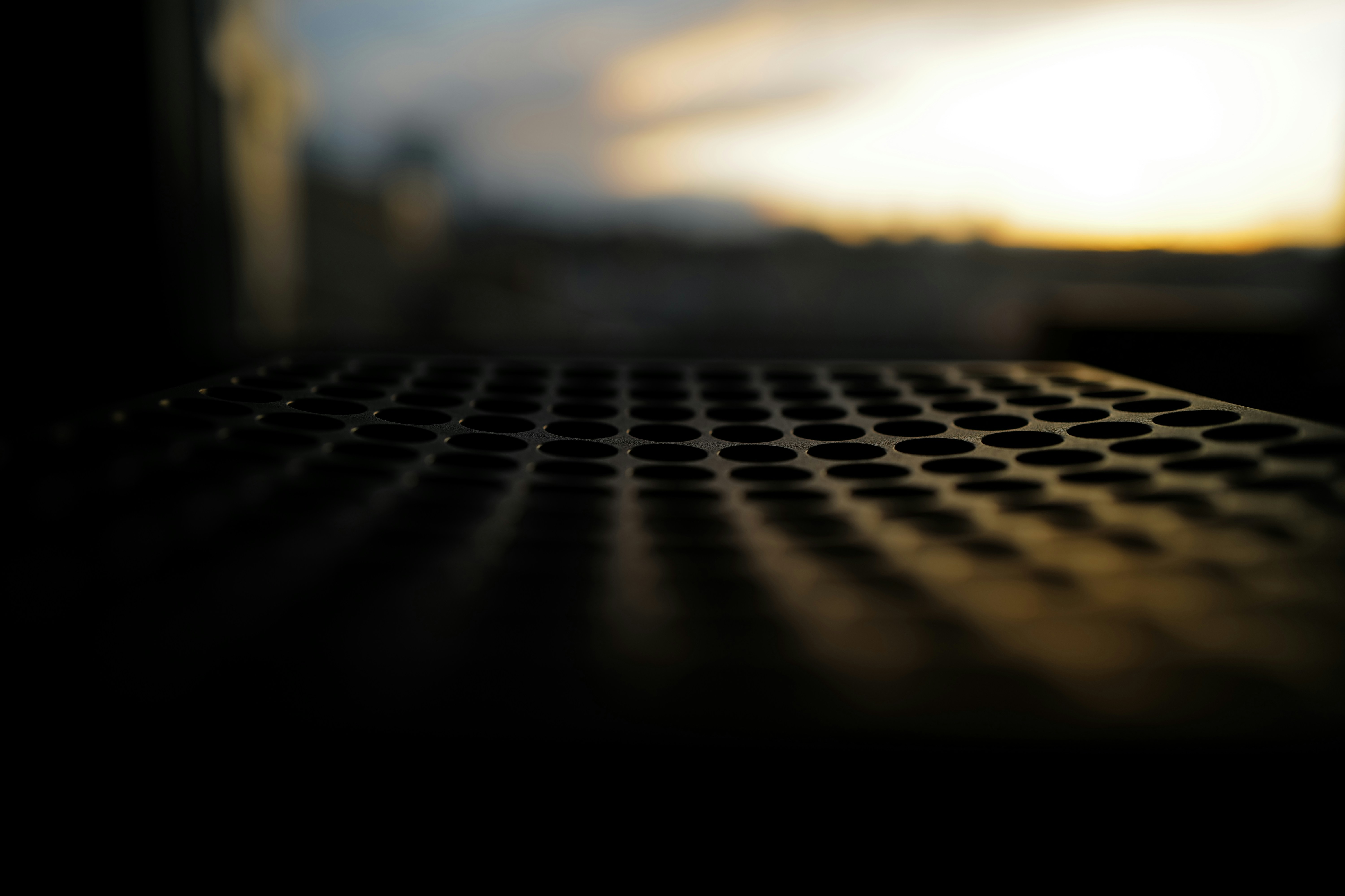 cerca de metal negro bajo el cielo azul durante el día