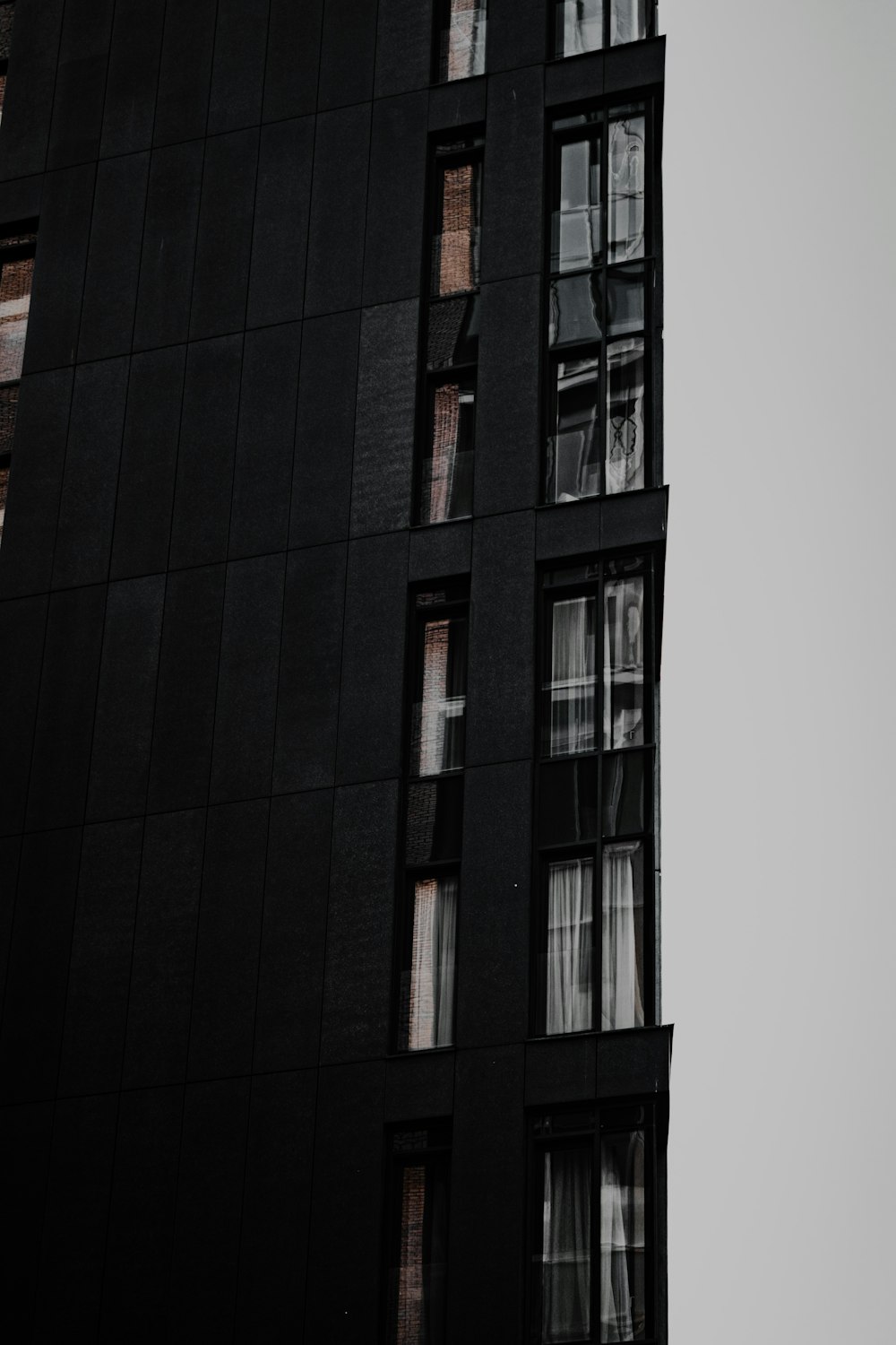 Edificio de hormigón negro y marrón