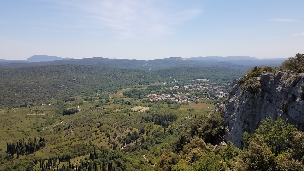 Grüne Bäume am Berg unter blauem Himmel tagsüber