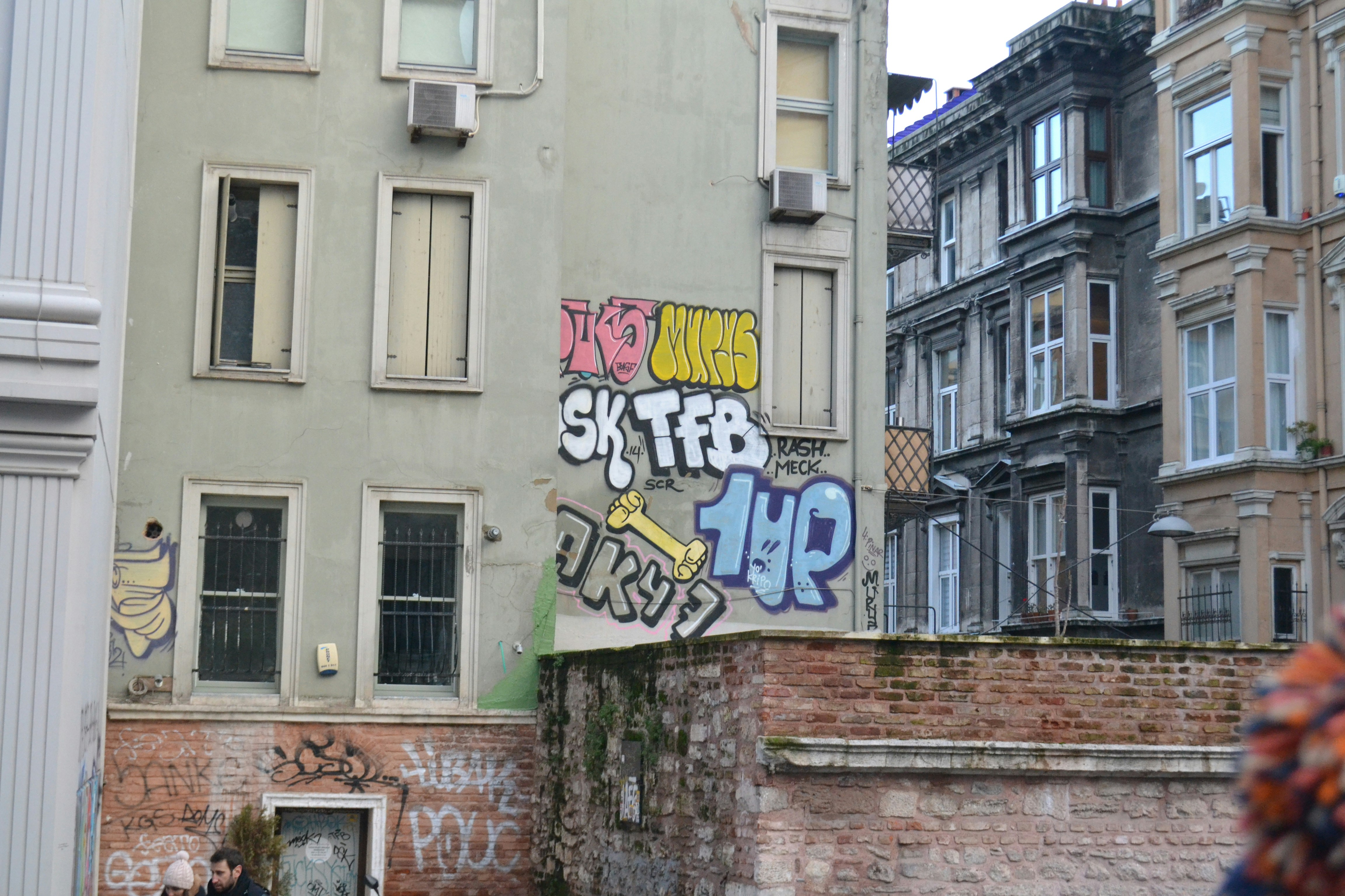 graffiti on wall during daytime