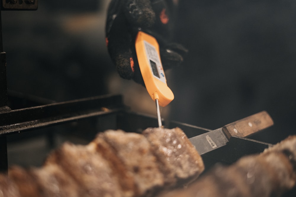 Carne a la parrilla en una parrilla negra y naranja