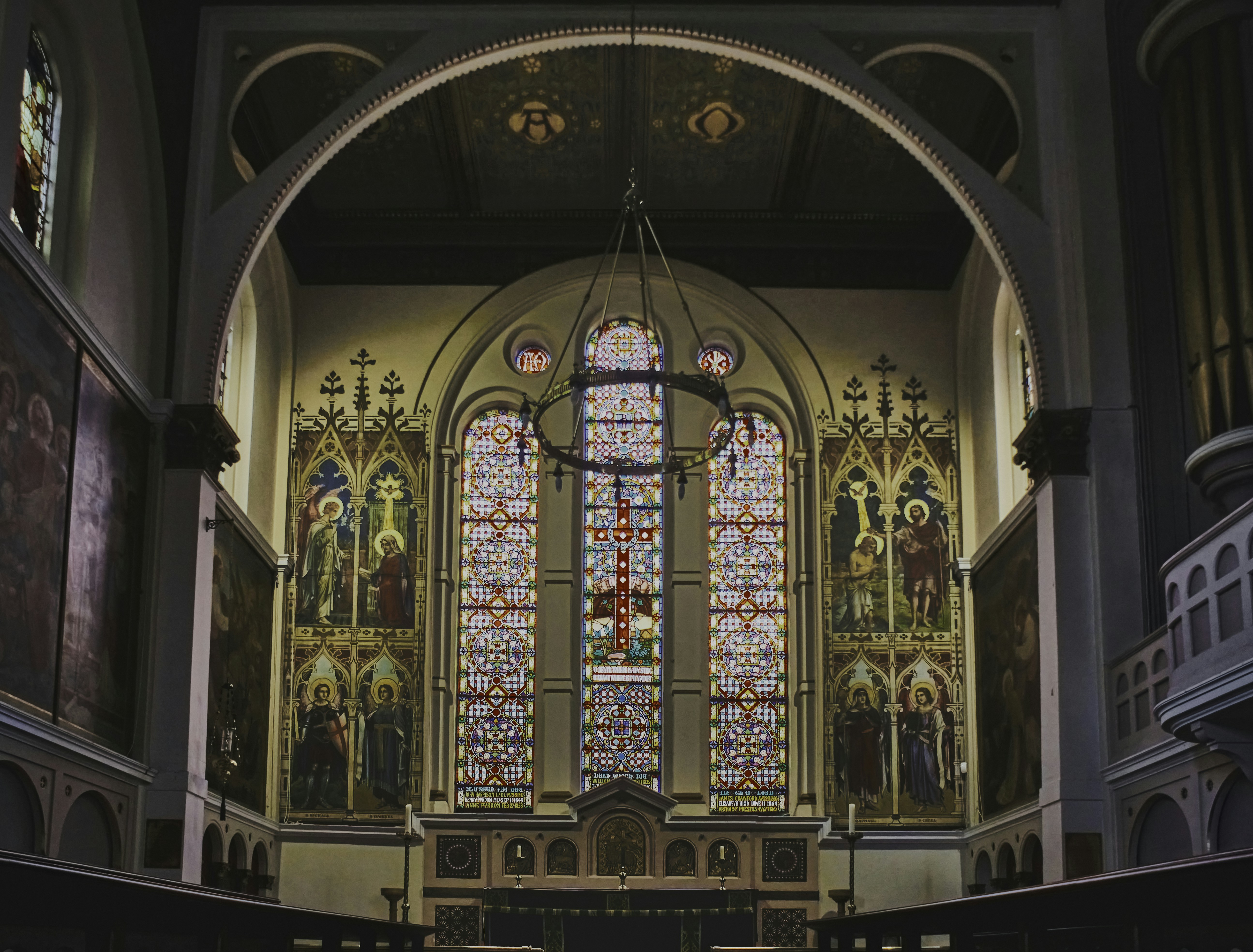 interior marrom e branco da catedral