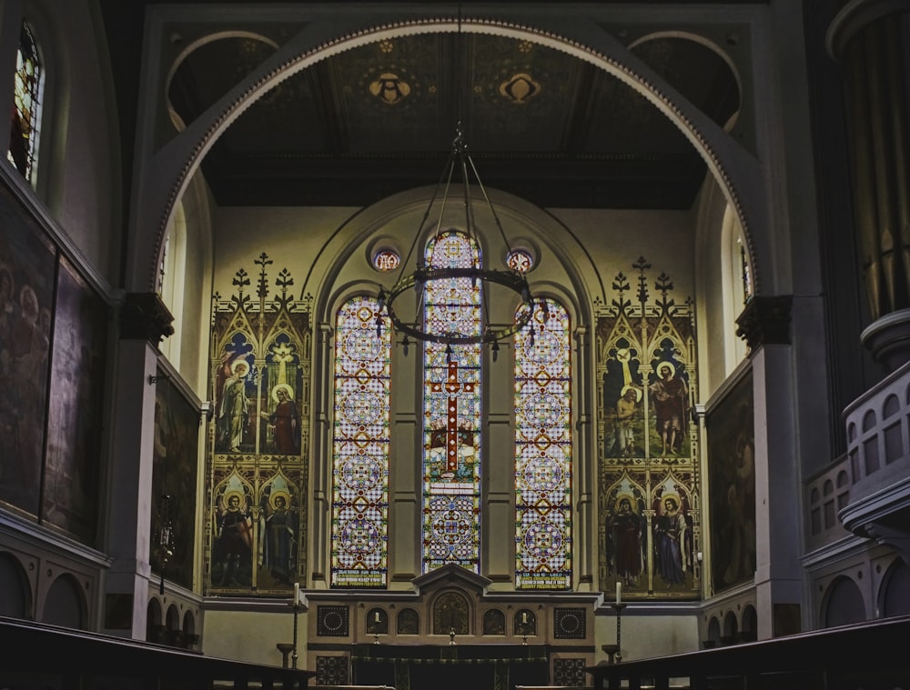 Interior de la catedral marrón y blanco