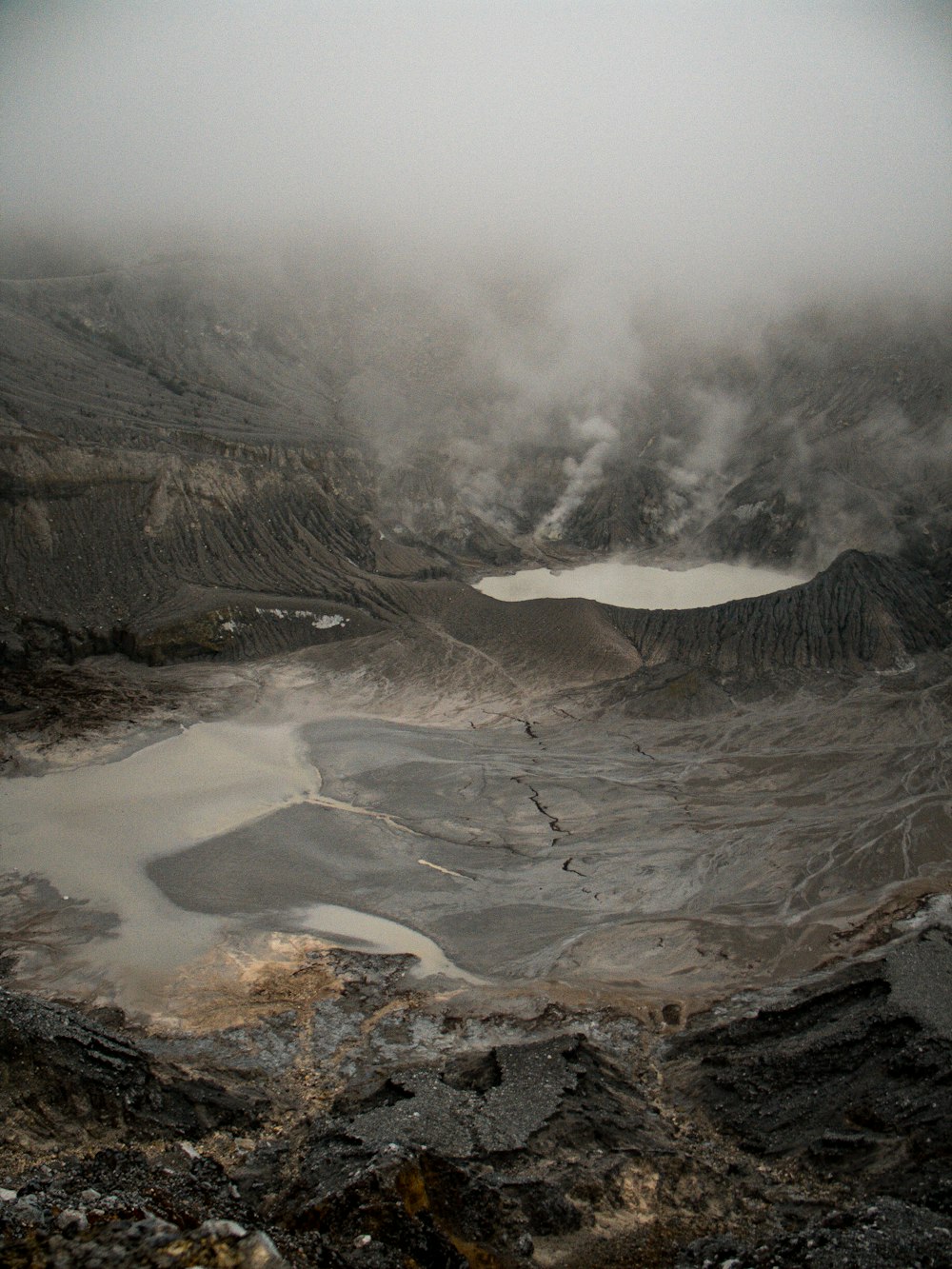 Braune und graue Berge unter weißem Himmel tagsüber