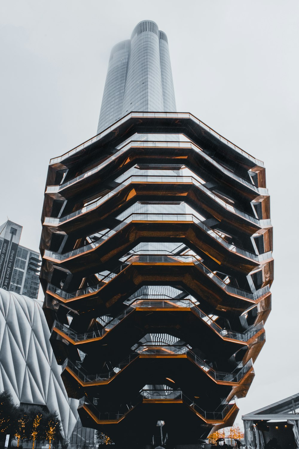 회색과 갈색 콘크리트 건물