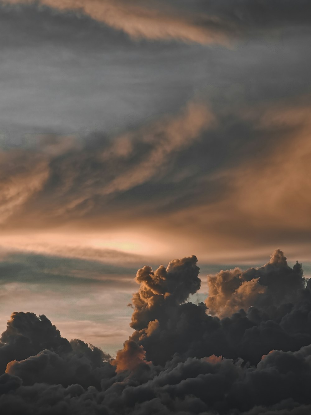 Nubes y nubes durante la puesta de sol