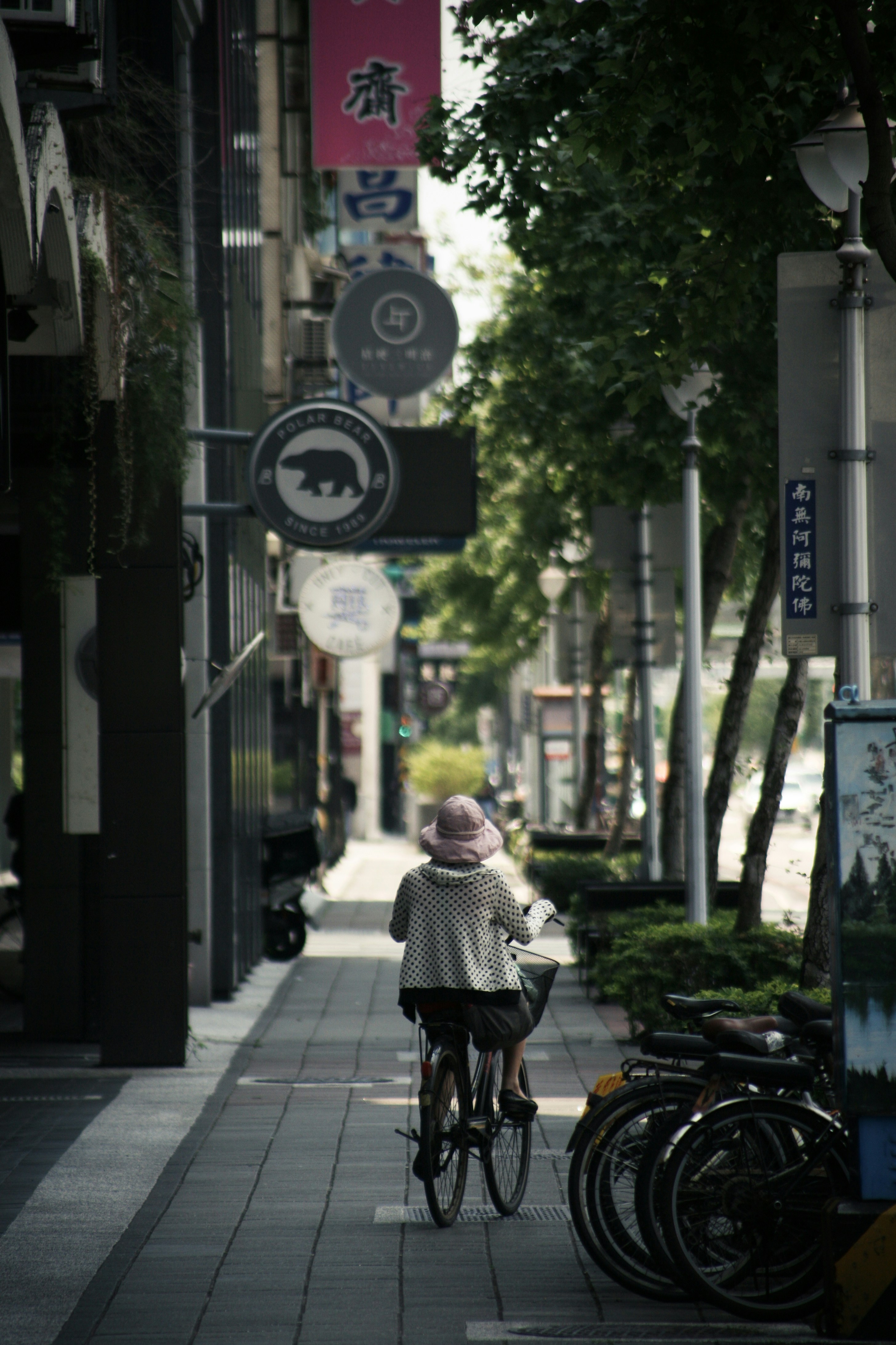 Mulher em rua de São Paulo observando vitrines de moda
