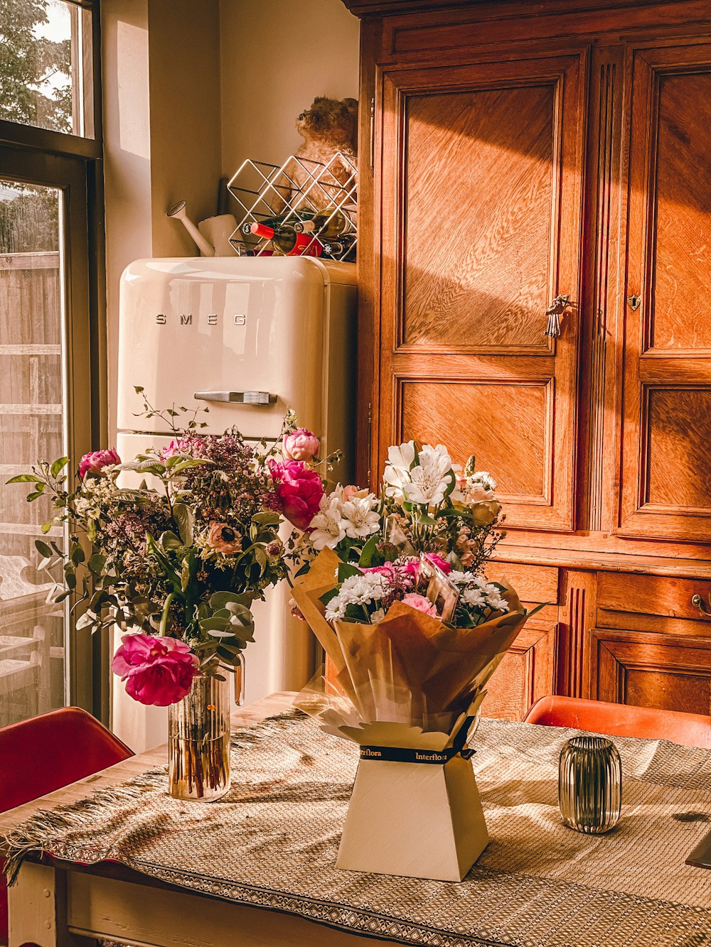 flores cor-de-rosa e brancas no vaso na mesa