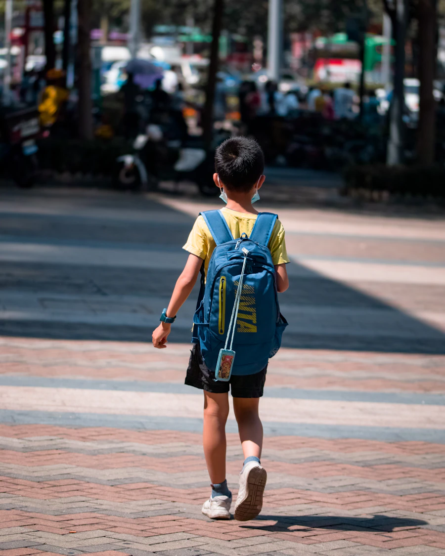 Enfant avec un sac à dos
