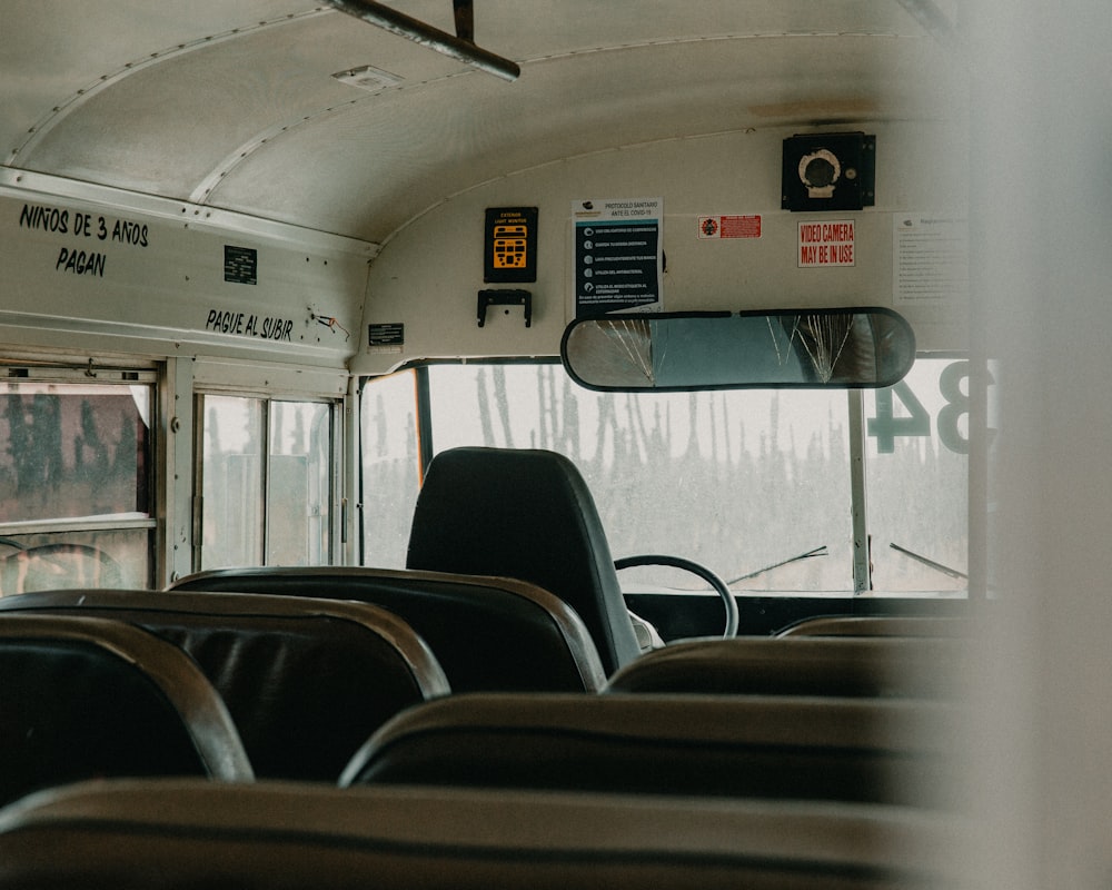 assentos de ônibus pretos e cinzas