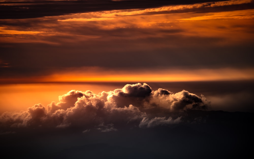 nuvole e nuvole durante il tramonto