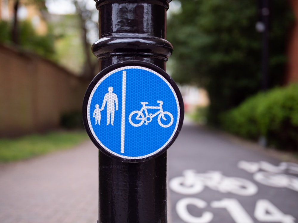 blau-schwarzer Fahrradweg